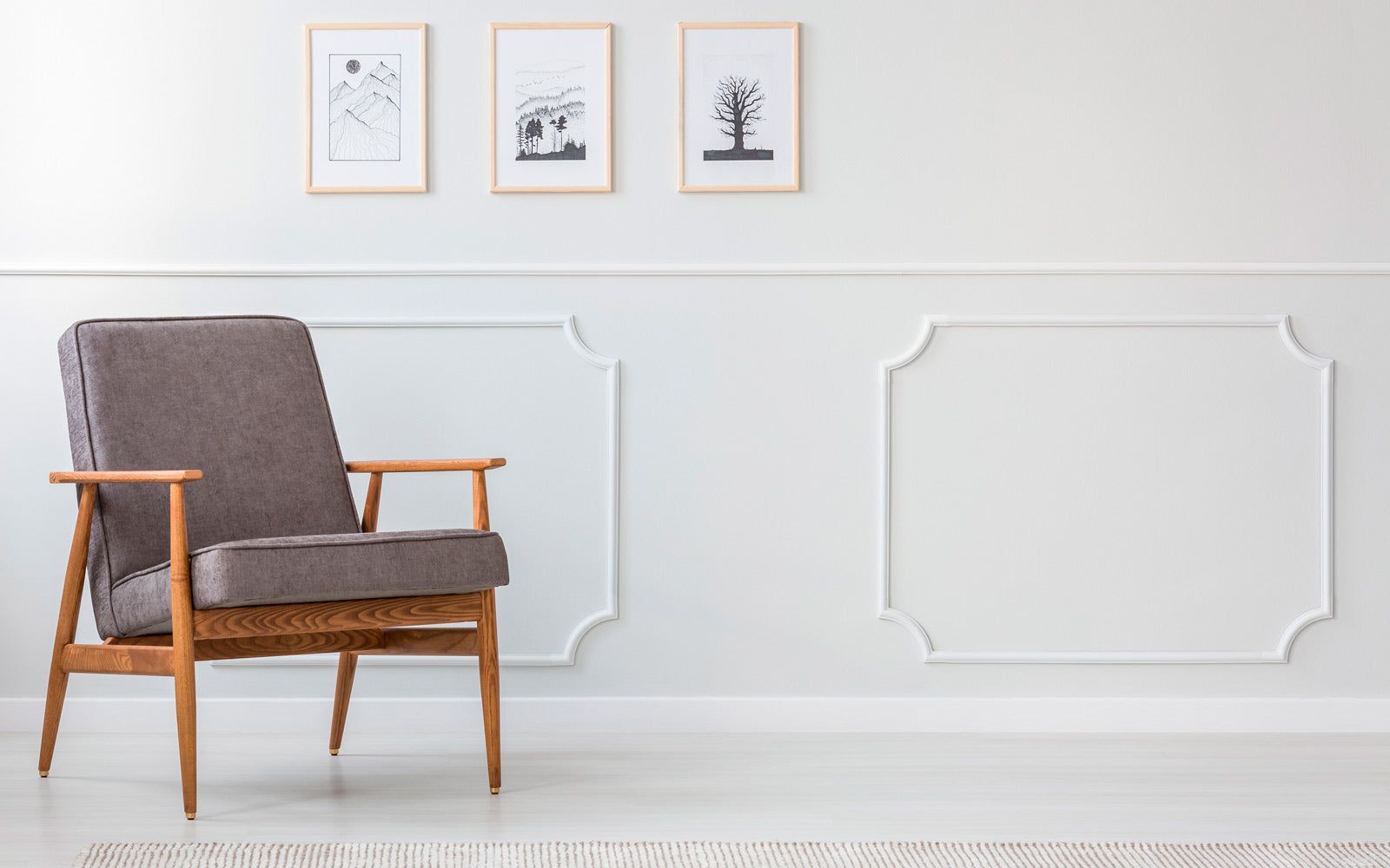 habitación con sillón y pared de madera