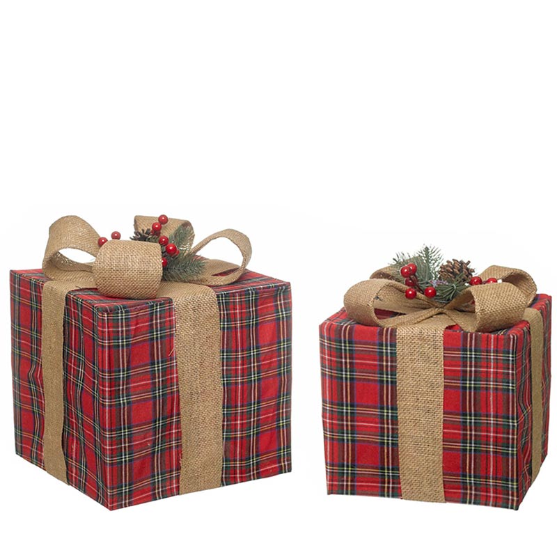 decoración de navidad de dos cajas de regalos con papel de envoltorio a cuadros y lazo de tela de arpillera