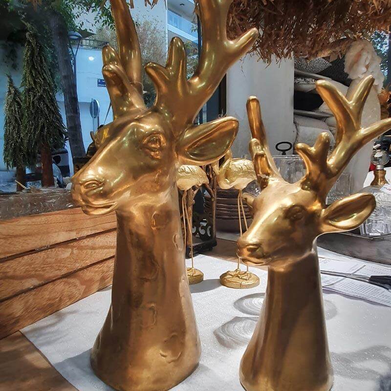 Escultura de Cerámica Cabeza de Ciervo Dorado